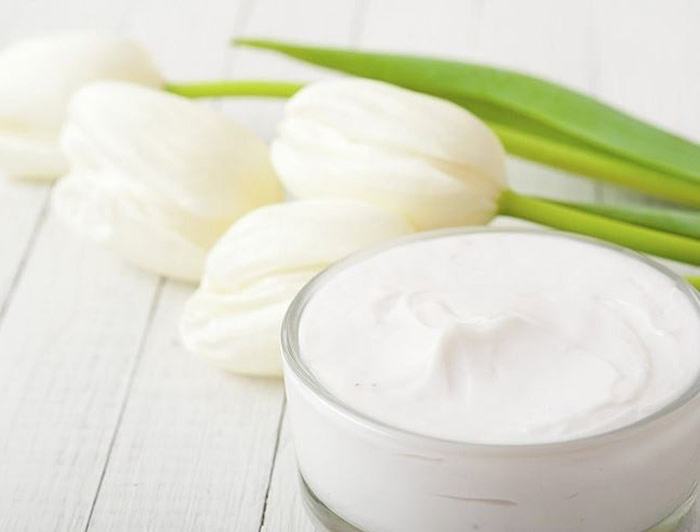 foto crema e tulipani bianchi