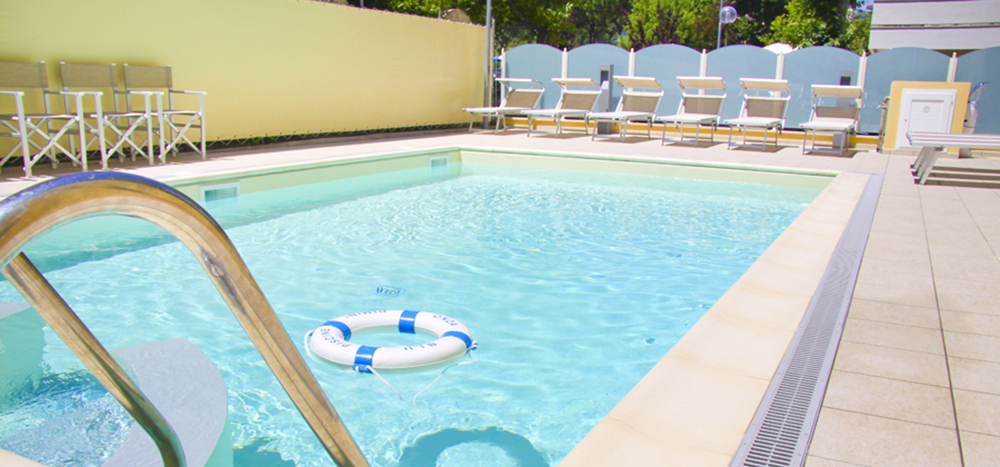 la piscina dell'hotel diplomatic, hotel 3 stelle a valverderde di cesenatico per le vacanze delle famiglie con bambini in romagna