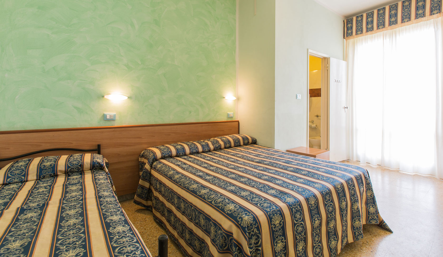 camera gold rooms hotel promenade  hotel 3 stelle all inclusive con bambini gratis per le vacanze delle famiglie con bambini a cesenatico, in romagna