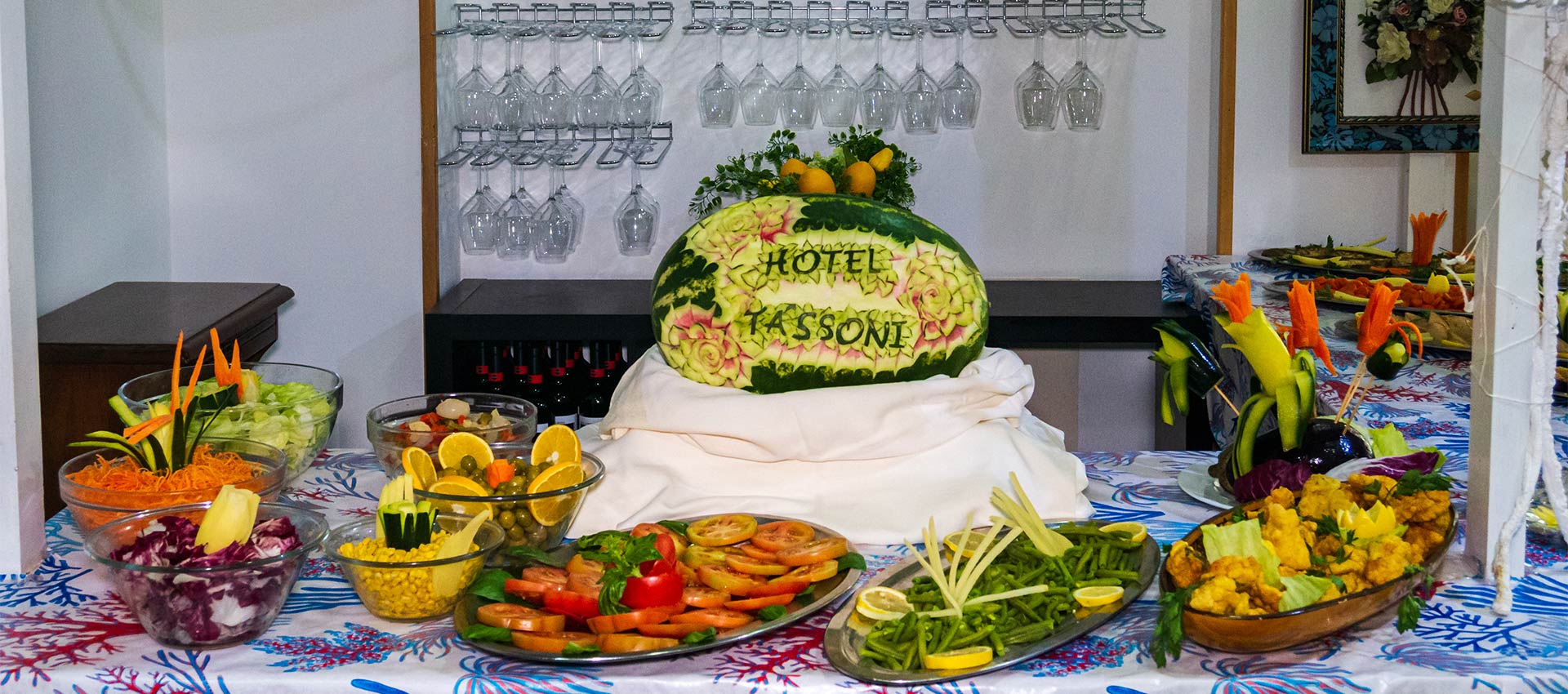 piatti cucina L’Hotel Tassoni è un hotel fronte mare sul lungomare di Alba Adriatica 3 stelle con piscina, minicub e junior club per le vacanze delle famiglie con bambini al mare dell'Abruzzo