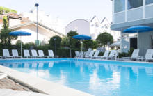 La piscina dell'hotel dasamo, hotel 3 sstelle economico con piscina riscaldata, a 50 metri dal mare per le vacanze delle famiglie con bambini a viserbella di rimini, in romagna