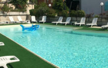 La piscina dell'hotel sayonara, hotel economico 3 stelle con piscina direttamente sul mare per le vacanze delle famiglie con bambini a zadina di cesenatico (FC), in romagna