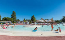 Le piscine del camping village barricata, hotel con maneggio e diving center per le vacanze delle famiglie con bambini nella natura in veneto