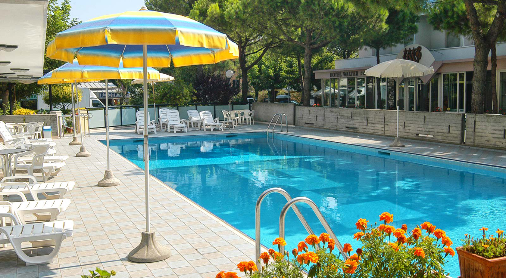 la piscina hotel simon hotel per le vacanze delle famiglie con bambini in romagna