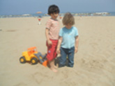 foto di due bambini sulla spiaggia di cattolica