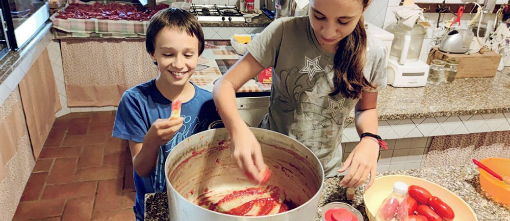 bambini in cucina dell'agri sant'agnese