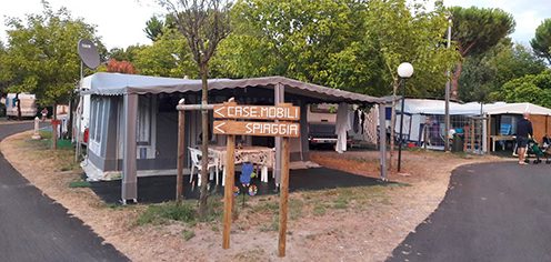 Il Camping Village Ancora è un campeggio con villette in muratura, case mobili, sosta camper e piazzole, mini club, animazione, servizi e offerte per le vacanze delle famiglie con i bambini a comacchio nel delta del po