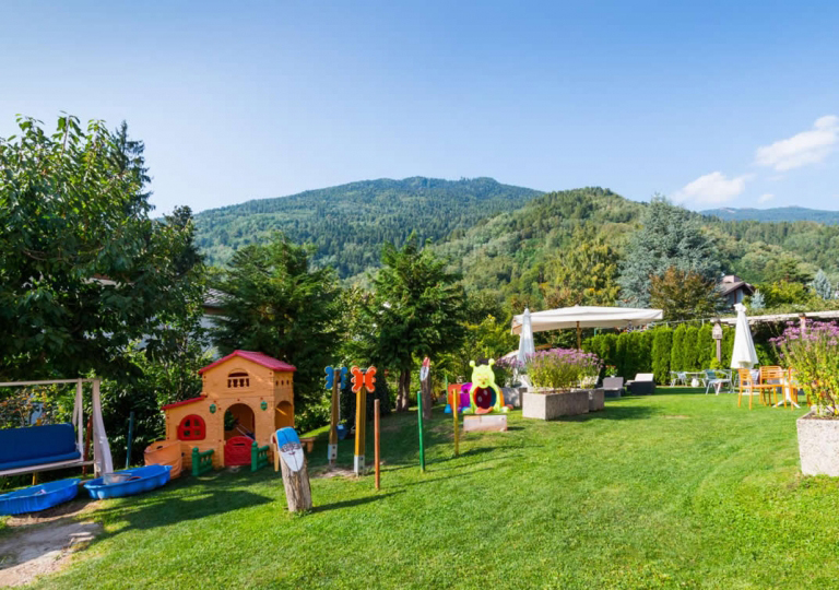 giardino con giochi bambini del naturebio hotel elite