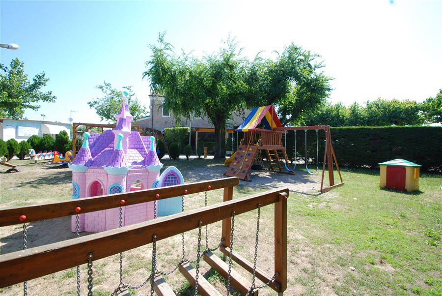 parco giochi del camping villa ge classe per le vacanze dei bambini a lido di classe