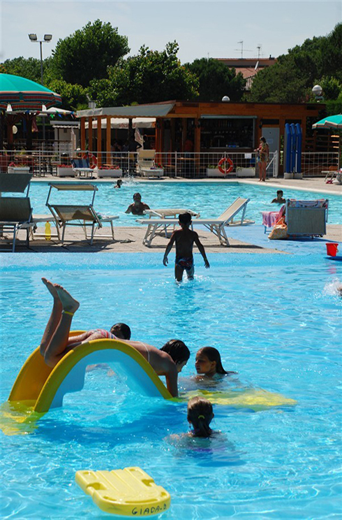 le piscine del camping village classe di lido di dante (RA) per le vacanze delle famiglie con bambini in romagna in campeggio nella natura