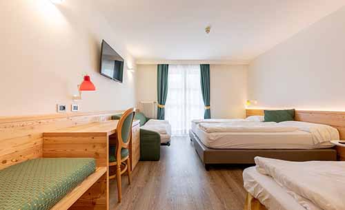le camere per famiglie numerose dell'hotel alpholiday in trentino alto adige