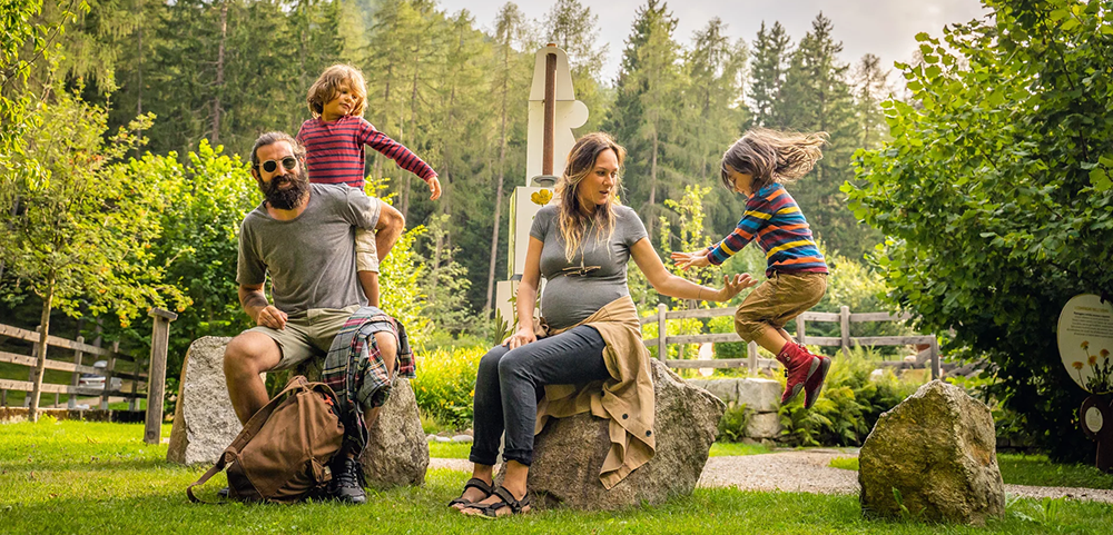 famiglia in montagna escursioni all'hotel henriette in val di sole e val di non