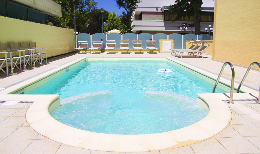 piscina dell'hotel diplomatic, hotel 3 stelle a valverderde di cesenatico per le vacanze delle famiglie con bambini in romagna