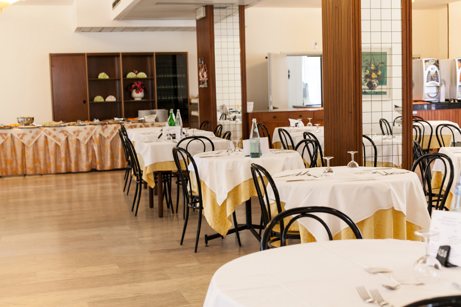 sala ristorante dell'hotel diplomatic, hotel 3 stelle a valverderde di cesenatico per le vacanze delle famiglie con bambini in romagna