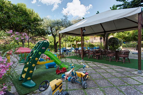 lo spazio giochi bimbi all'aperto  dell'hotel real, hotel di fronte al mare per le vacanze delle famiglie con bambini a tagliata di cervia