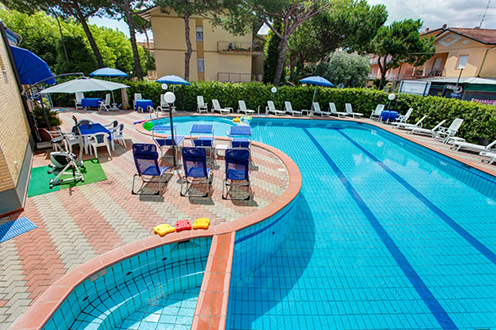 la piscina dell'hotel real, hotel per le vacanze delle famiglie con bambini a tagliata di cervia