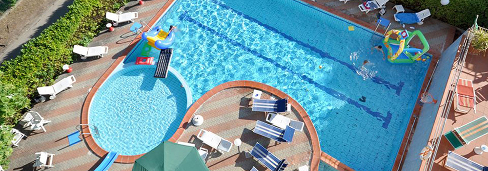 la piscina dell'hotel real, hotel per le vacanze delle famiglie con bambini a tagliata di cervia