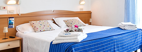 camera doppia dell'hotel rex che è un hotel economico due stelle vicinissimo al mare per le vacanze delle famiglie con bambini a misano adriatico in romagna