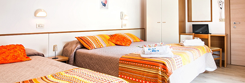 camera tripla dell'hotel rex che è un hotel economico due stelle vicinissimo al mare per le vacanze delle famiglie con bambini a misano adriatico in romagna