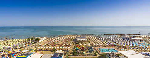 la spiaggia dell'hotel rex che è un hotel economico due stelle vicinissimo al mare per le vacanze delle famiglie con bambini a misano adriatico in romagna