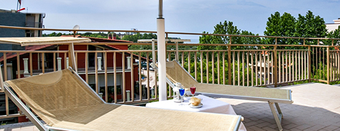 terrazza panoramica dell'hotel rex che è un hotel economico due stelle vicinissimo al mare per le vacanze delle famiglie con bambini a misano adriatico in romagna