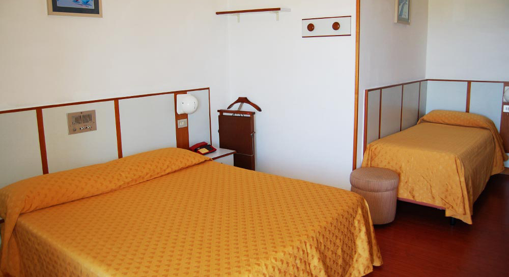 camera tripla hotel tassoni L’Hotel Tassoni è un hotel fronte mare sul lungomare di Alba Adriatica 3 stelle con piscina, minicub e junior club per le vacanze delle famiglie con bambini al mare dell'Abruzzo