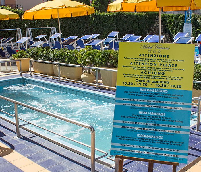 vasca idromassaggio L’Hotel Tassoni è un hotel fronte mare sul lungomare di Alba Adriatica 3 stelle con piscina, minicub e junior club per le vacanze delle famiglie con bambini al mare dell'Abruzzo