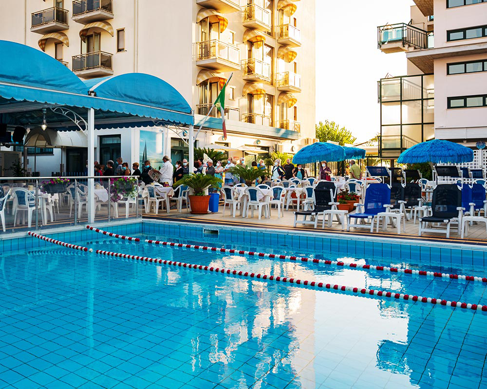 piscina hotel tassoni L’Hotel Tassoni è un hotel fronte mare sul lungomare di Alba Adriatica 3 stelle con piscina, minicub e junior club per le vacanze delle famiglie con bambini al mare dell'Abruzzo