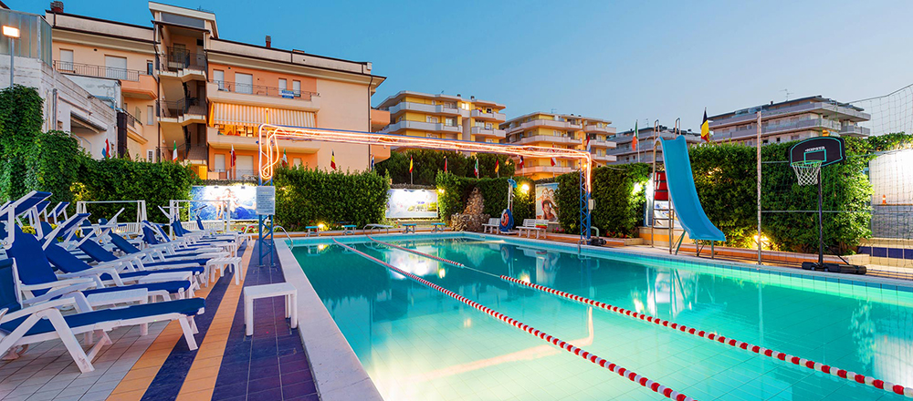 lapiscina L’Hotel Tassoni è un hotel fronte mare sul lungomare di Alba Adriatica 3 stelle con piscina, minicub e junior club per le vacanze delle famiglie con bambini al mare dell'Abruzzo