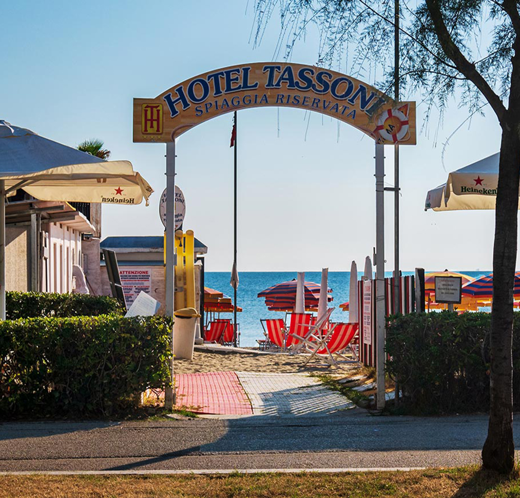 spiaggia privata hotel tassoni  hotel 3 stelle frontemare all inclusive con bambini gratis per le vacanze delle famiglie con bambini a alba adriatica, in abruzzo