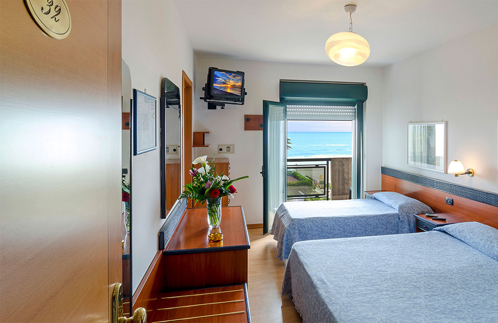 camera tripla hotel tassoni L’Hotel Tassoni è un hotel fronte mare sul lungomare di Alba Adriatica 3 stelle con piscina, minicub e junior club per le vacanze delle famiglie con bambini al mare dell'Abruzzo