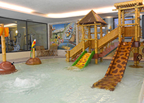 l'hotel alpholiday è un 4 stelle con piscina, miniclub, centro benessere per le vacanze delle famiglie con bambini a dimaro in val di sole, valle del trentino
