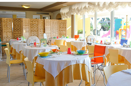 sala ristorante per bambini amily hotel pinetina mare hotel per le vacanze delle famiglie con bambini a pinarella di cervia, nella riviera romagnola