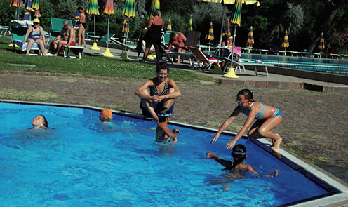 lle piscine del residence mare pineta il villaggio con bungalow per le vacanze delle famiglie con bambini a caslborsetti in romagna