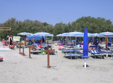 Spiaggia anche per cani del camping ancora, campeggio e villaggio turistico 3 stelle direttamente sul mare con animazione e miniclub per le vacanze delle famiglie con bambini a lido degli scacchi (FE), in romagna
