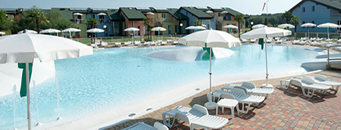le piscine della spiaggia del villaggio spiaggia romea hotel e residence per le vacanze delle famiglie con bambini in romagna