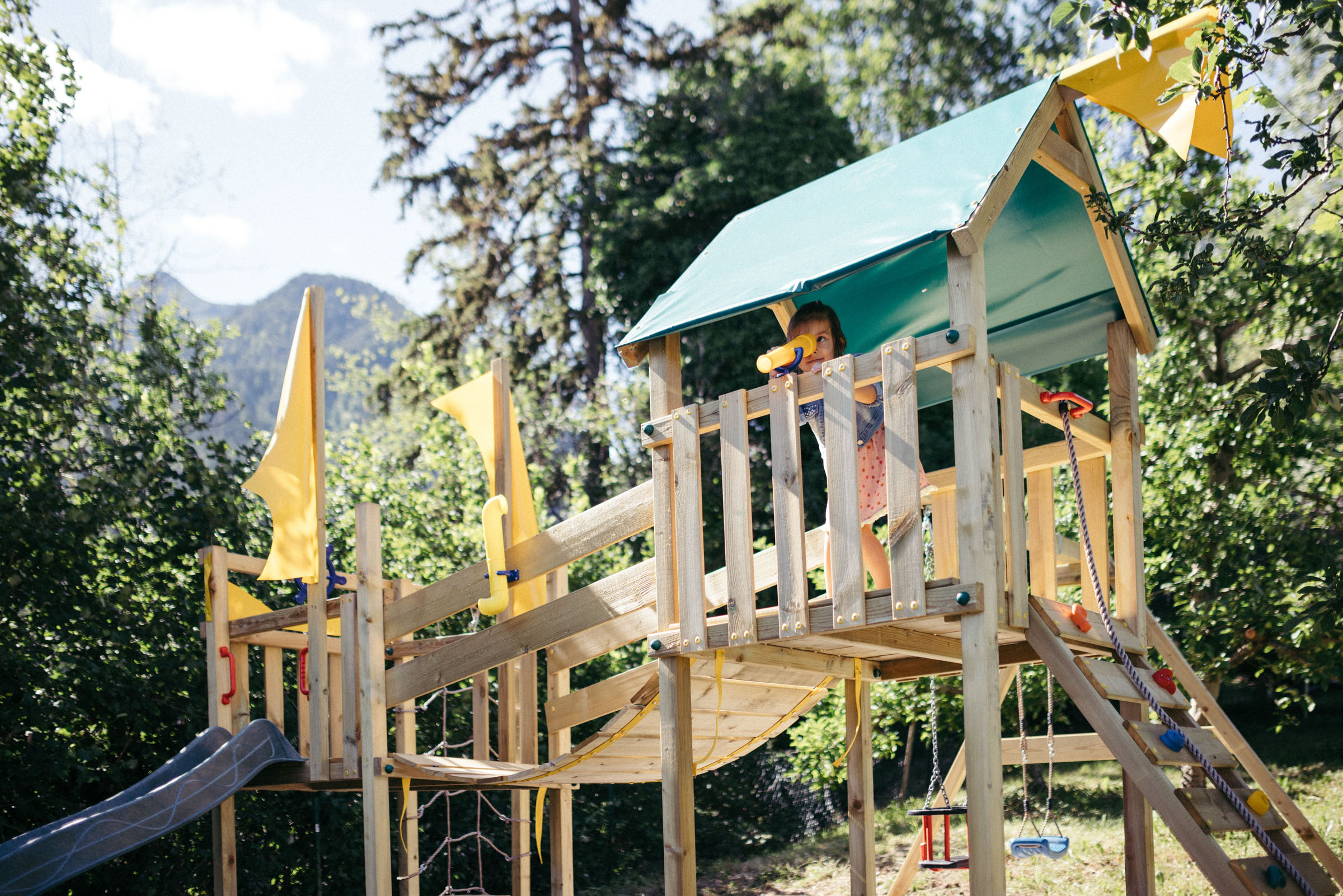 giardino con giochi bimbi Villa Bea appartamenti per famiglie con bambini a caines in alto adige