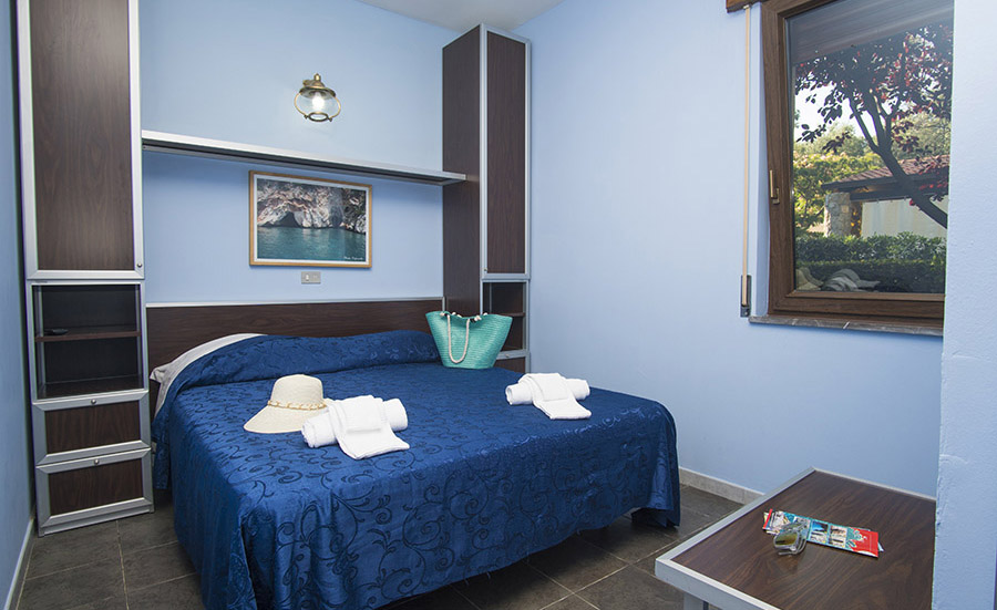 interno villino (camera da letto) del villaggio resort blue marine