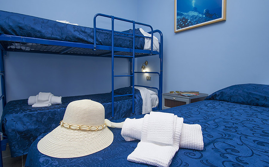 interno villino (camera da letto letto matrimoniale più letto a castello) del viallaggio resort blue marine