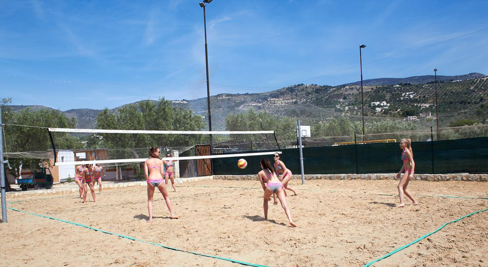  campo di beach volley Il Villaggio Riccio è un villaggio ideale per le vacanze delle famiglie con bambini a Mattinata, sul mare del Gargano a soli 30 metri dalla spiaggia con campi sportivi, bar, ristorante, parco giochi per i bambini.