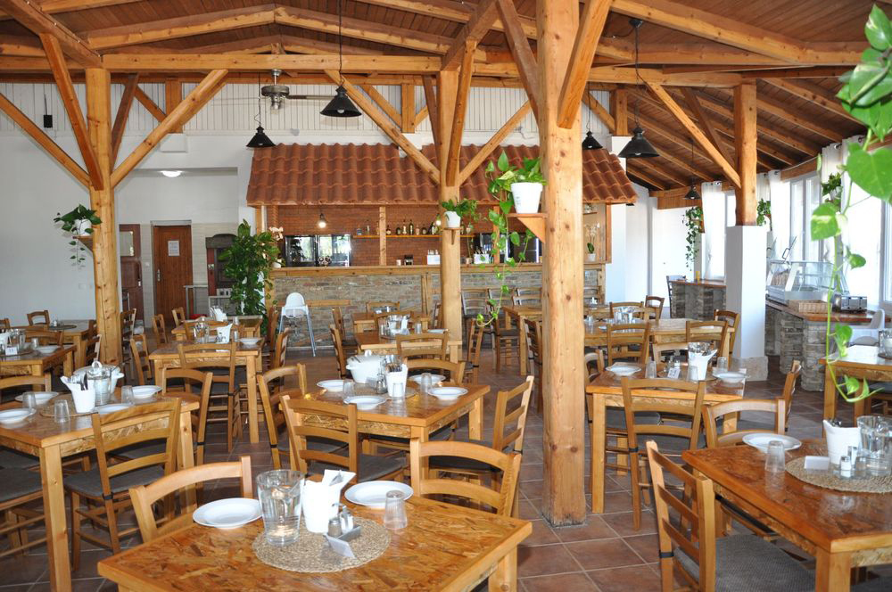 sala ristorante Il Villaggio Riccio è un villaggio ideale per le vacanze delle famiglie con bambini a Mattinata, sul mare del Gargano a soli 30 metri dalla spiaggia con campi sportivi, bar, ristorante, parco giochi per i bambini.