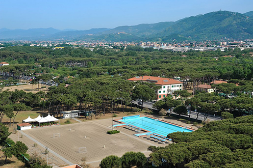 panoramica Villaggio Torremarina hotel e residenze ed è immerso in un parco con  piscina e campi sportivi per famiglie e bambini, gruppi sportivi e per gite scolastiche a Marina di Massa, per le vacanze al mare della Versilia, in  Toscana tra la Liguria e la Toscana