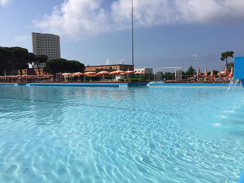 piscina Villaggio Torremarina hotel e residenze ed è immerso in un parco con  piscina e campi sportivi per famiglie e bambini, gruppi sportivi e per gite scolastiche a Marina di Massa, per le vacanze al mare della Versilia, in  Toscana tra la Liguria e la Toscana