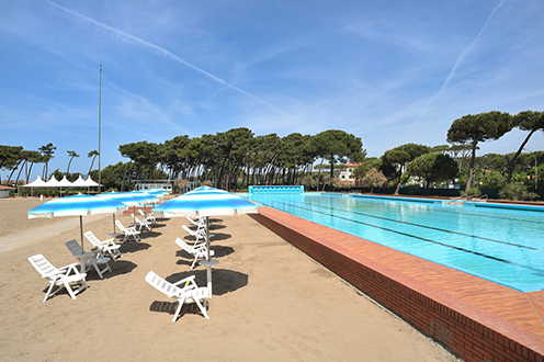 piscina Villaggio Torremarina hotel e residenze ed è immerso in un parco con  piscina e campi sportivi per famiglie e bambini, gruppi sportivi e per gite scolastiche a Marina di Massa, per le vacanze al mare della Versilia, in  Toscana tra la Liguria e la Toscana
